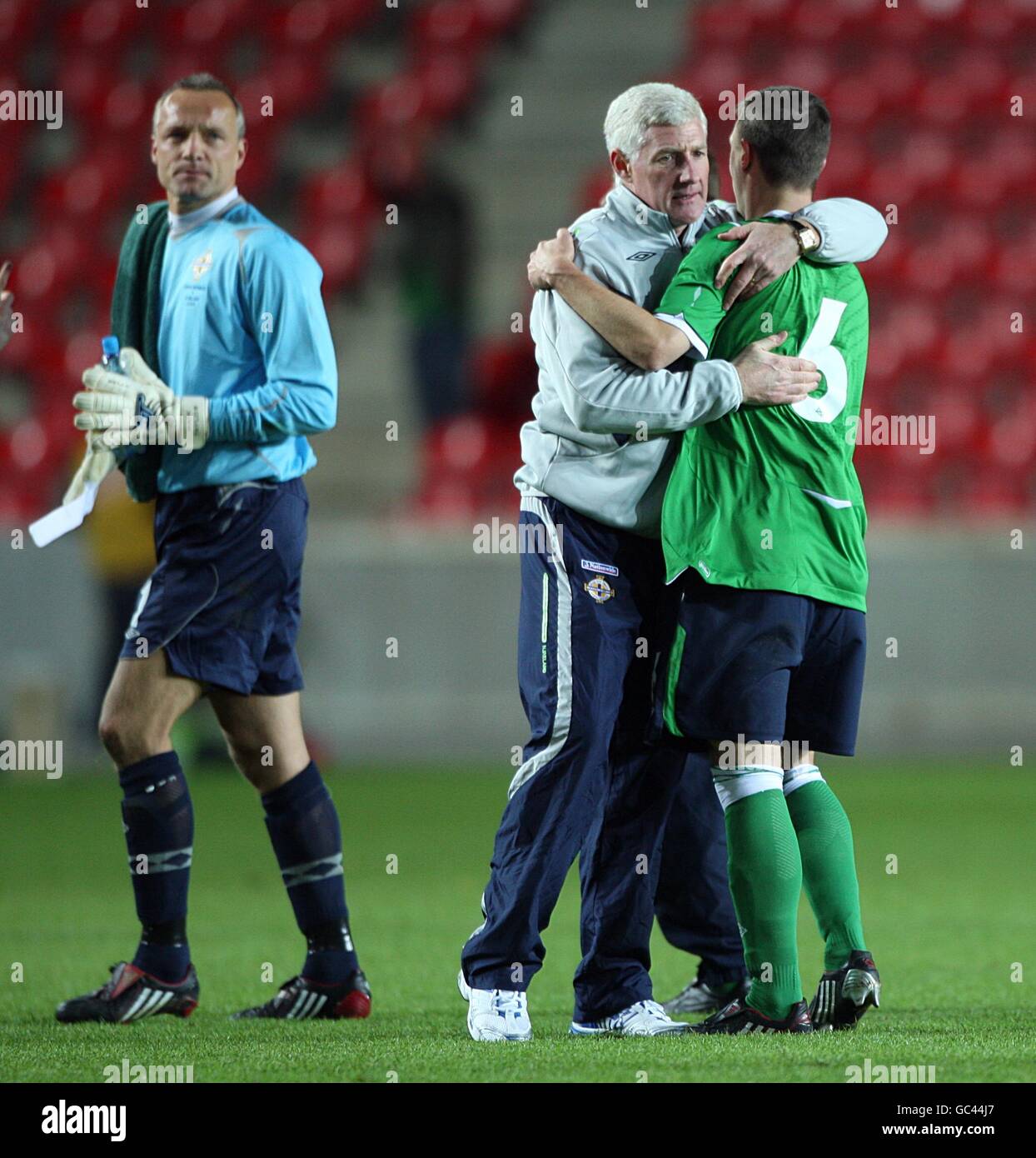 Football - coupe du monde de la FIFA 2010 - partie qualifiante - troisième groupe - République tchèque / Irlande du Nord - Stade Spartan.Nigel Worthington, directeur de l'Irlande du Nord, épouse Chris Baird après le match Banque D'Images