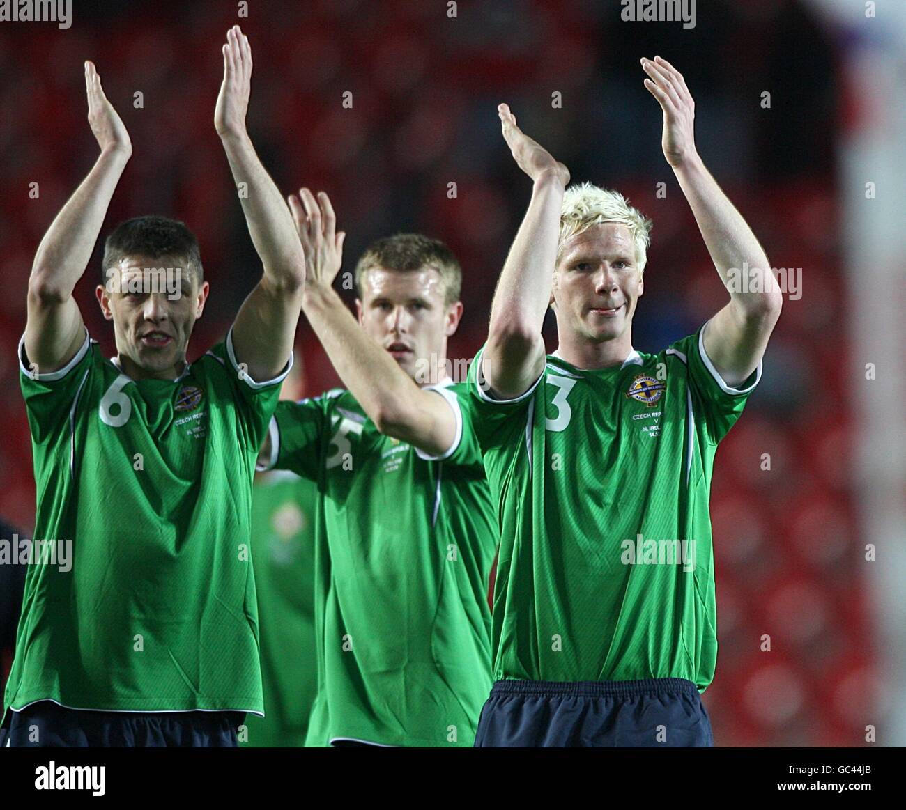 (Gauche-droite) Chris Baird, Michael O'Connor et Ryan McGivern en Irlande du Nord applaudissent les fans après le match Banque D'Images