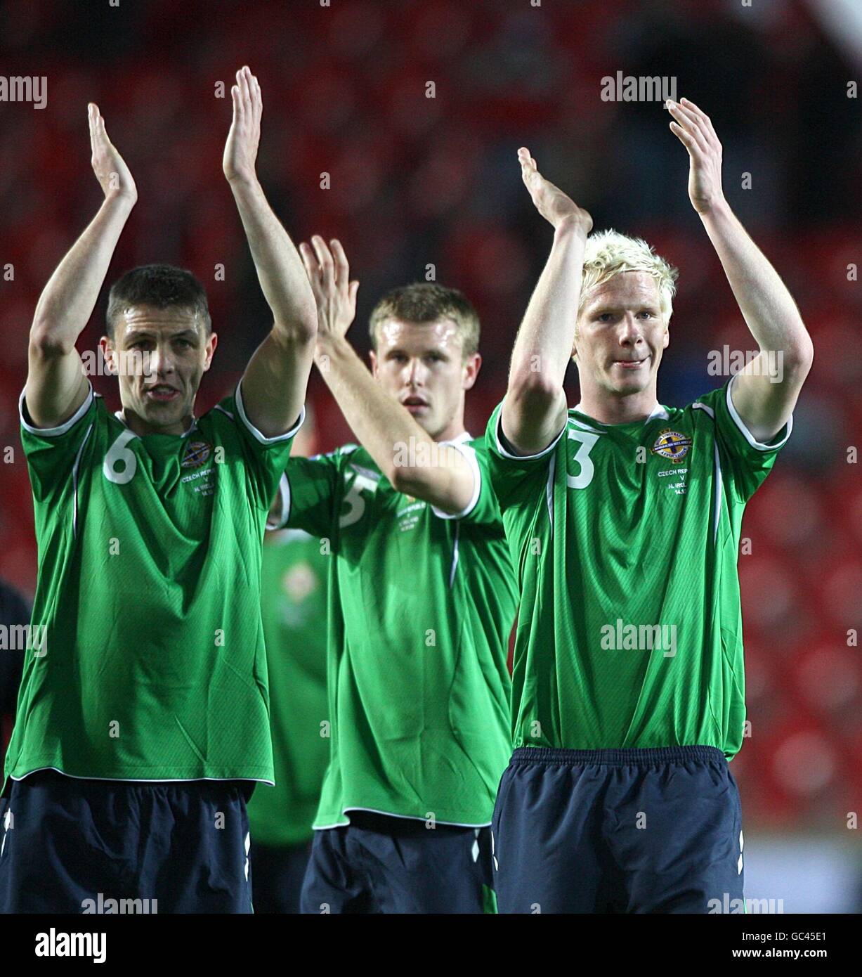 (Gauche-droite) Chris Baird, Michael O'Connor et Ryan McGivern en Irlande du Nord applaudissent les fans après le match Banque D'Images