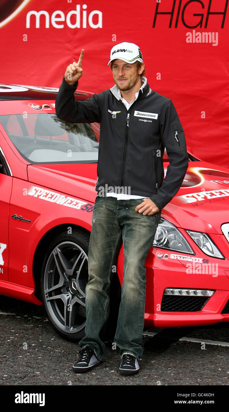 Jenson Button, champion du monde de Formule 1 en Grande-Bretagne, fait une apparition au centre commercial Bluewater de Greenhithe, dans le Kent. Banque D'Images