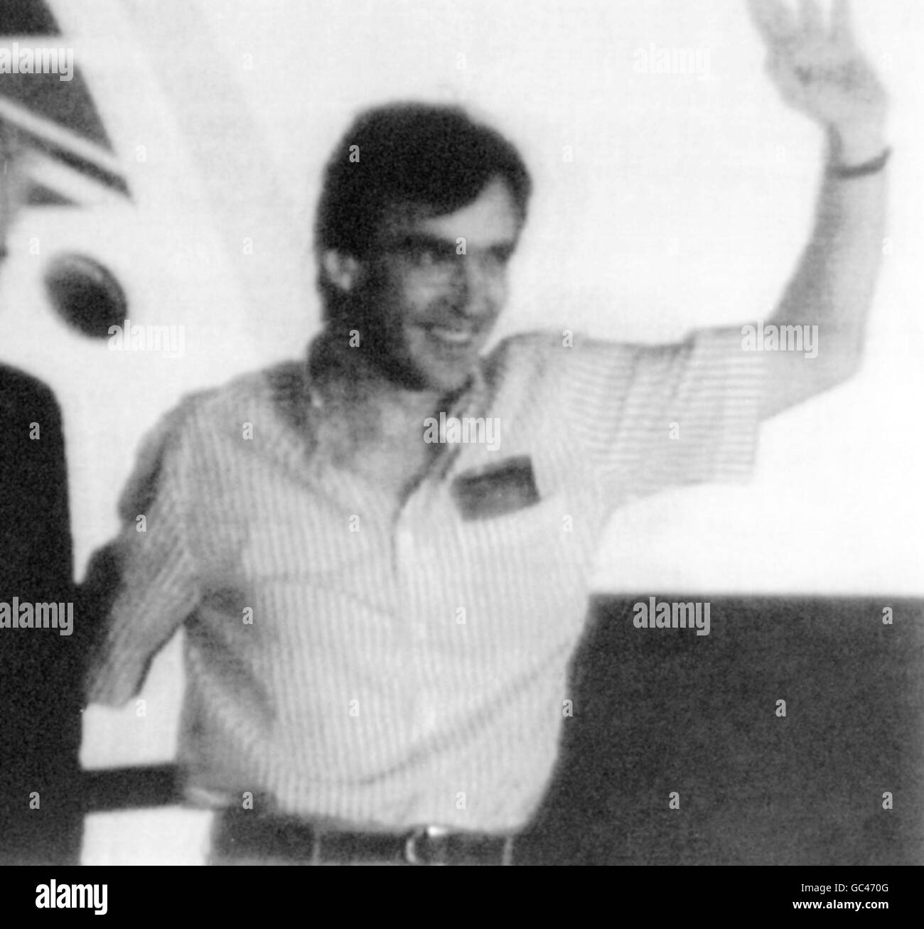 L'ancien Moyen-Orient otage John McCarthy vagues alors qu'il marche de l'avion de la Royal Air Force à son arrivée à RAF Lyneham. McCarthy est détenu en otage à Beyrouth Ouest depuis plus de cinq ans. Banque D'Images L'ancien Moyen-Orient otage John McCarthy vagues alors qu'il marche de l'avion de la Royal Air Force à son arrivée à RAF Lyneham. McCarthy est détenu en otage à Beyrouth Ouest depuis plus de cinq ans. Banque D'Images