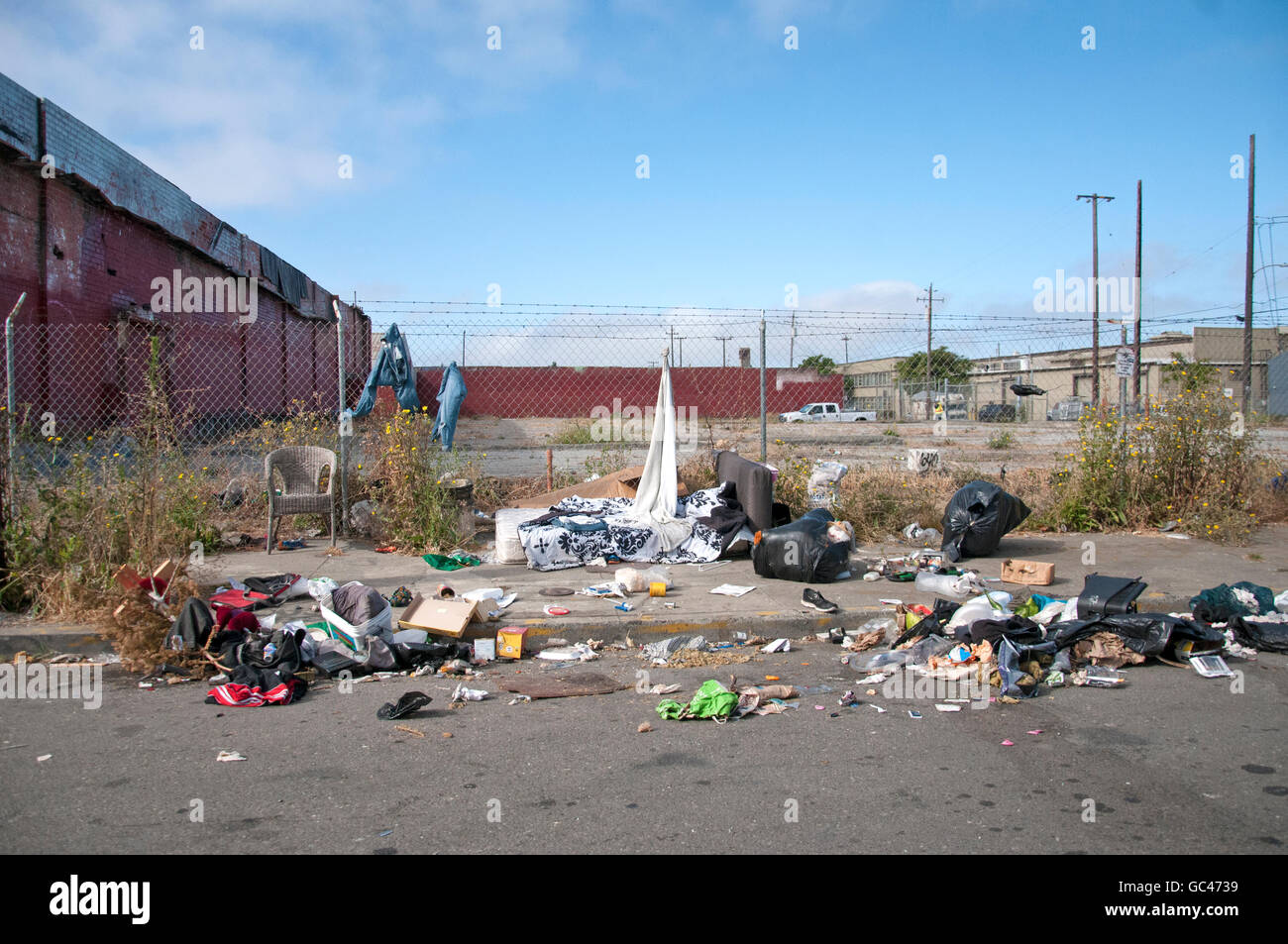 Rue couverte de détritus dans West Oakland, Californie, également connu sous le nom de dog town. Banque D'Images