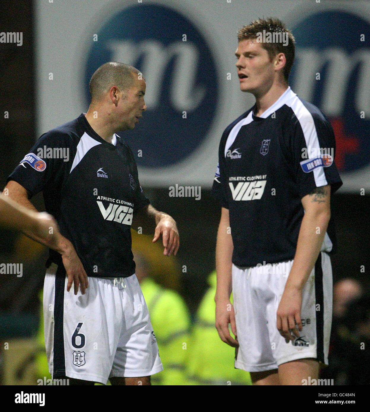 Gary MacKenzie de Dundee (à droite) est abattu après avoir inscrit son propre but lors du match final de la coupe d'assurance coopérative à Dens Park, Dundee. Banque D'Images