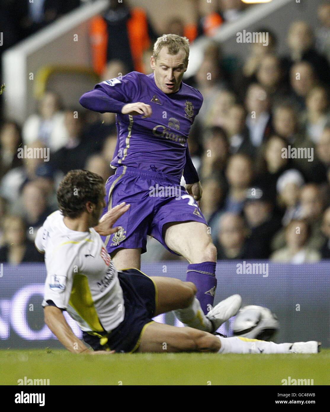 Football - Carling Cup - quatrième tour - Tottenham Hotspur v Everton - White Hart Lane.Tony Hibbert d'Everton et David Bentley de Tottenham Hotspur se battent pour le ballon Banque D'Images