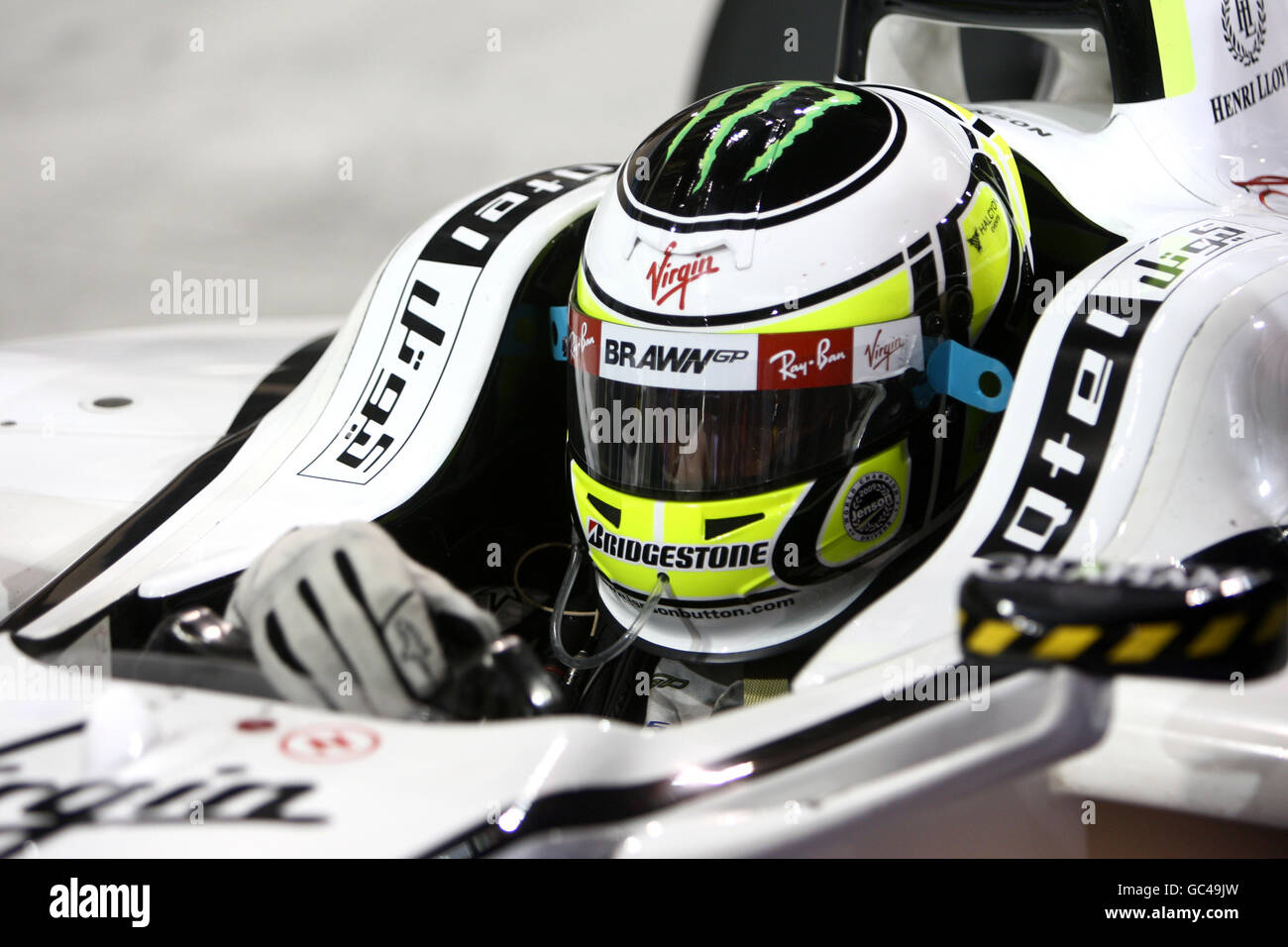 Jenson Button, pilote du groupe Brawn GP, attend dans le garage lors de la qualification au Grand Prix d'Abou Dhabi sur le circuit Yas Marina, aux Émirats arabes Unis. Banque D'Images