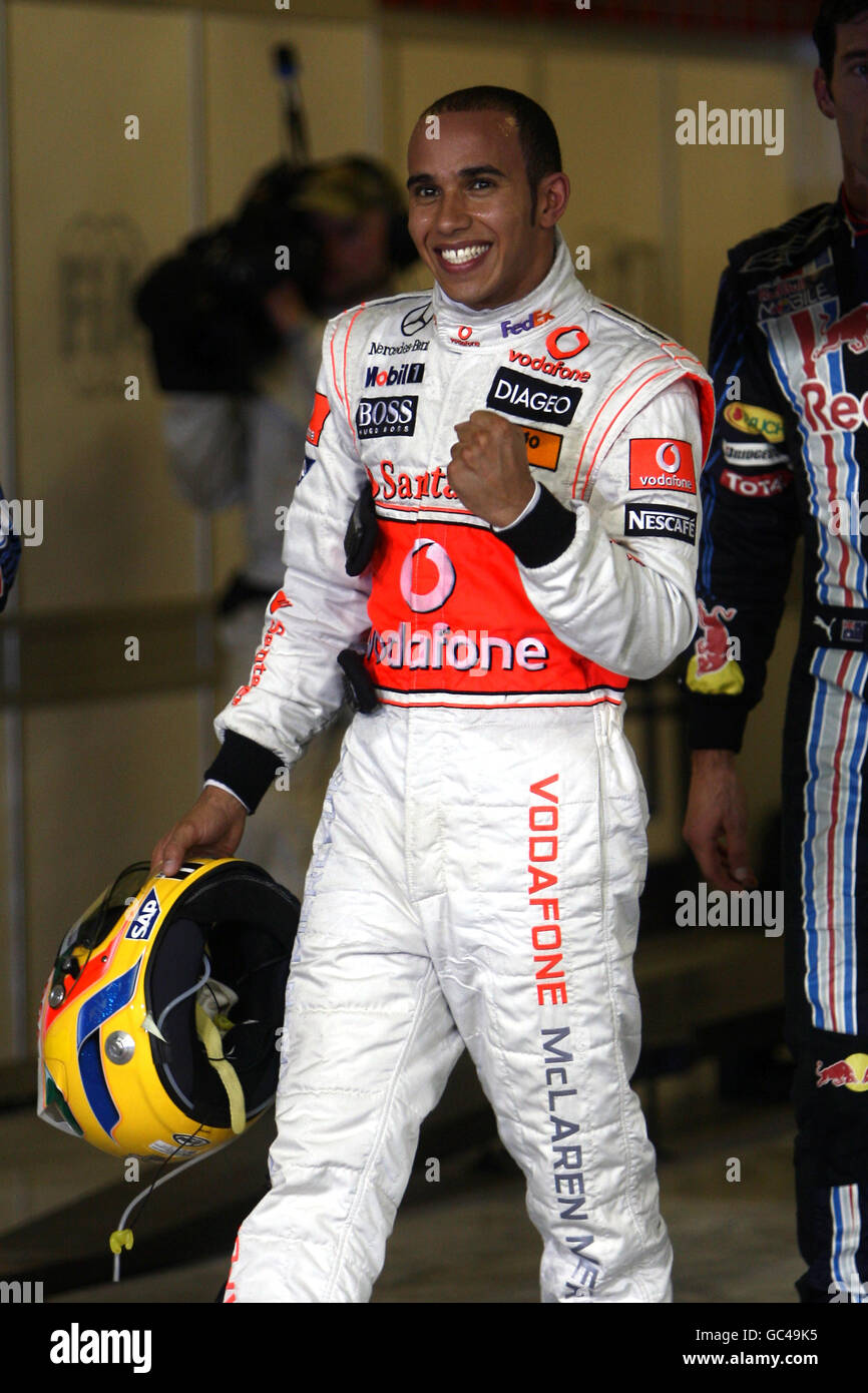 Lewis Hamilton, pilote de McLaren, célèbre sa position de pôle lors de la qualification au Grand Prix d'Abu Dhabi au circuit Yas Marina, aux Émirats arabes Unis. Banque D'Images