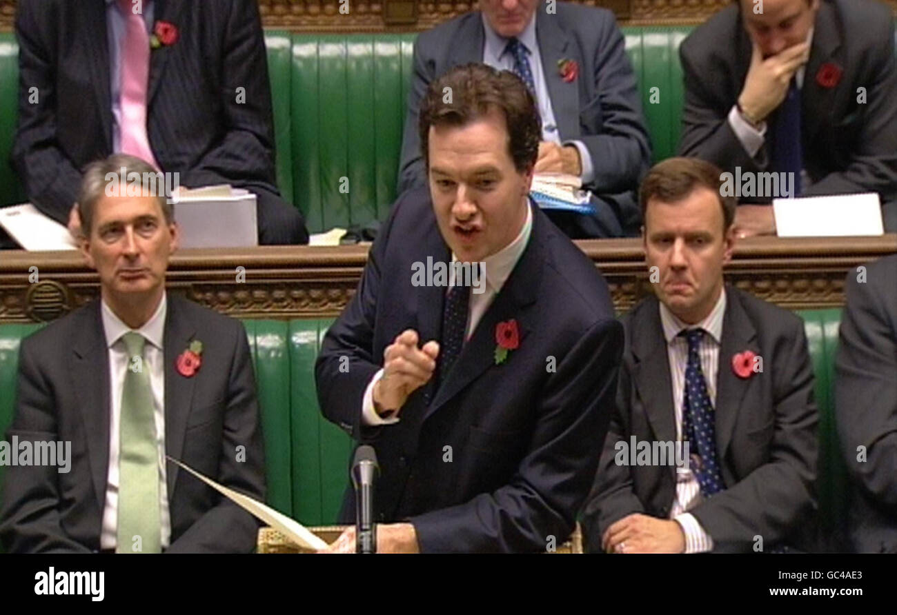 Le Chancelier de l'ombre George Osborne a répondu après que le Chancelier Alistair Darling ait décrit en détail ses propositions de réformes du secteur bancaire britannique à la Chambre des communes de Londres. Banque D'Images
