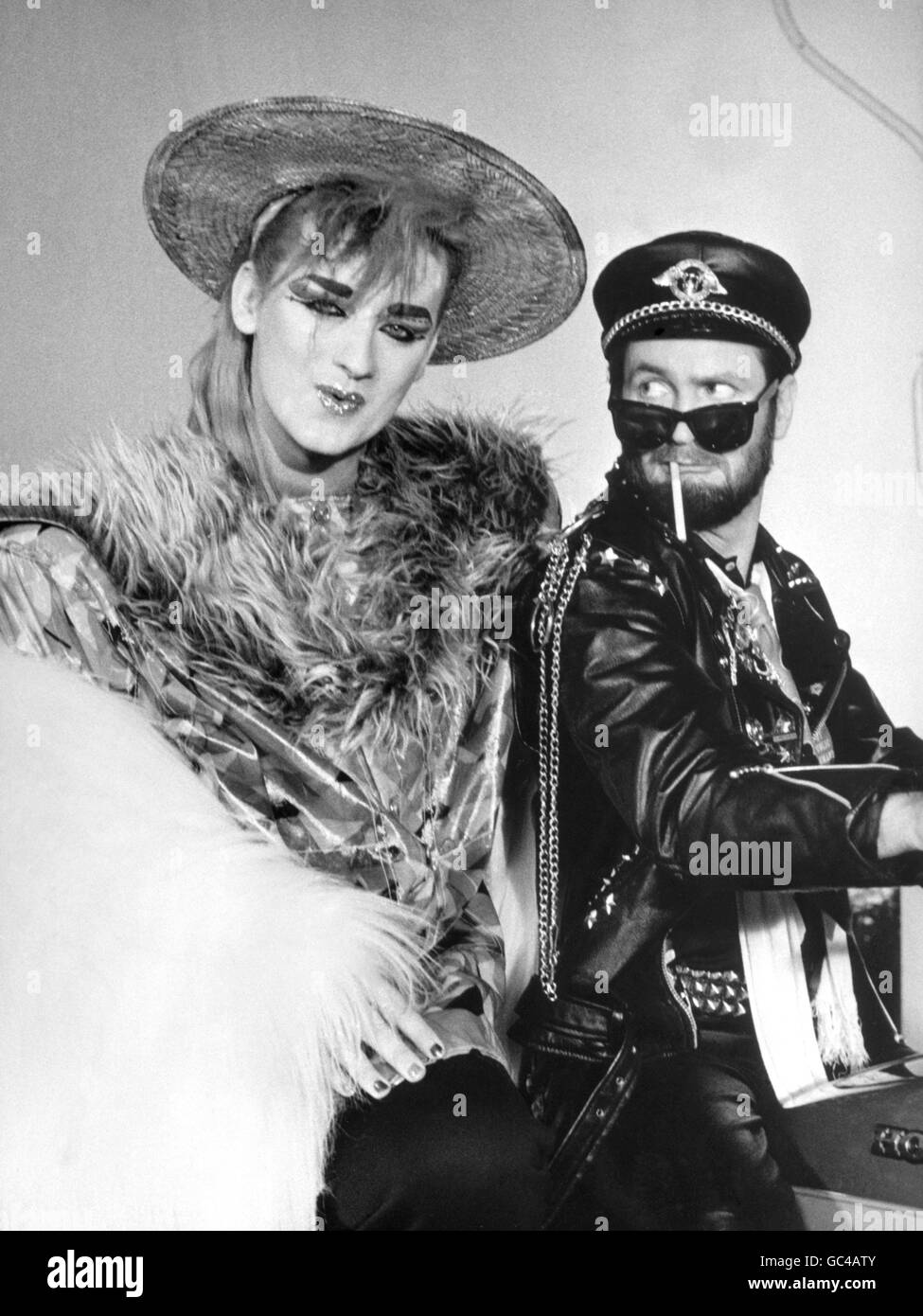 TOUTE BANDE DESSINÉE KENNY EVERETT ET LE CHANTEUR DU CLUB CULTUREL GEORGE QUI VONT S'Y METTRE POUR LE SPECTACLE SPÉCIAL D'EVERETT SUR LA BBC LE 27 DÉCEMBRE. Banque D'Images