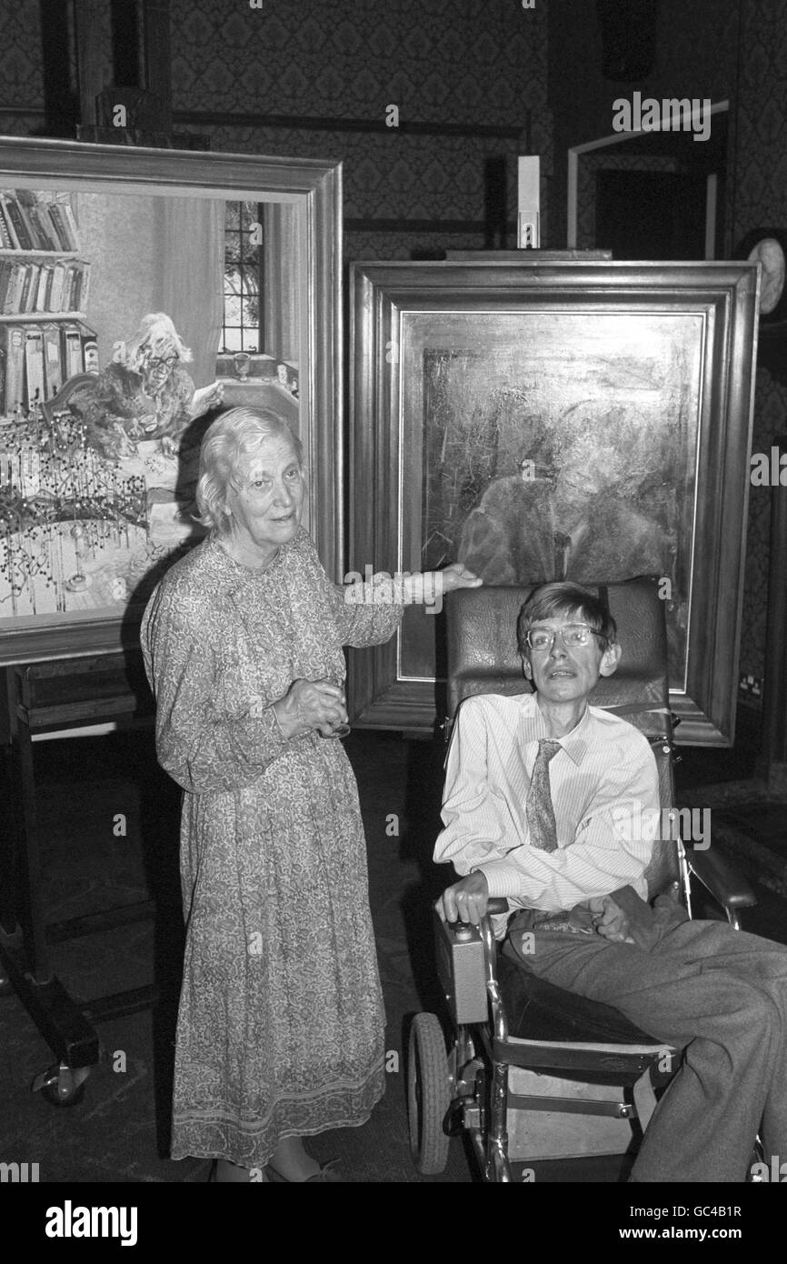 La professeure Dorothy Hodgkin (l) a reçu un prix Nobel en 1964 pour son travail sur la structure de la vitamine B12, et le professeur Stephen Hawking, professeur de mathématiques lurasien à l'Université de Cambridge, avec leurs portraits dévoilés au National Portrait Gallery de Londres. Le portrait du professeur Hodgkin a été peint par Maggi Hambling, originaire du Suffolk, et celui du professeur Hawking, par Yolanda Sonnabend, artiste née en Rhodésie. Banque D'Images