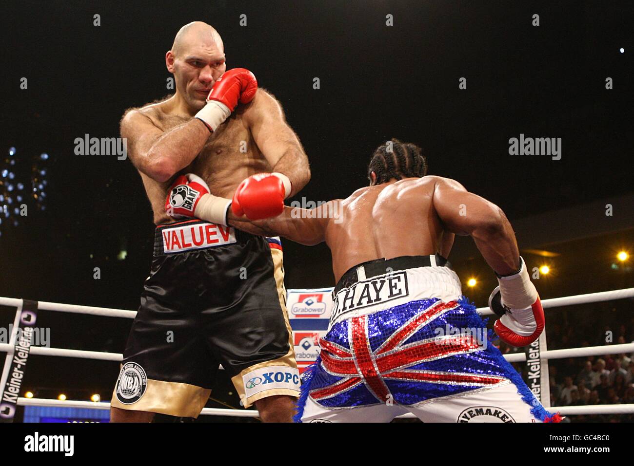 David Haye (à droite) d'Angleterre sur l'attaque contre Nikolai Valuev de Russie pendant le combat de titre de WBA World Heavyweight à l'arène de Nuremberg, Allemagne Banque D'Images