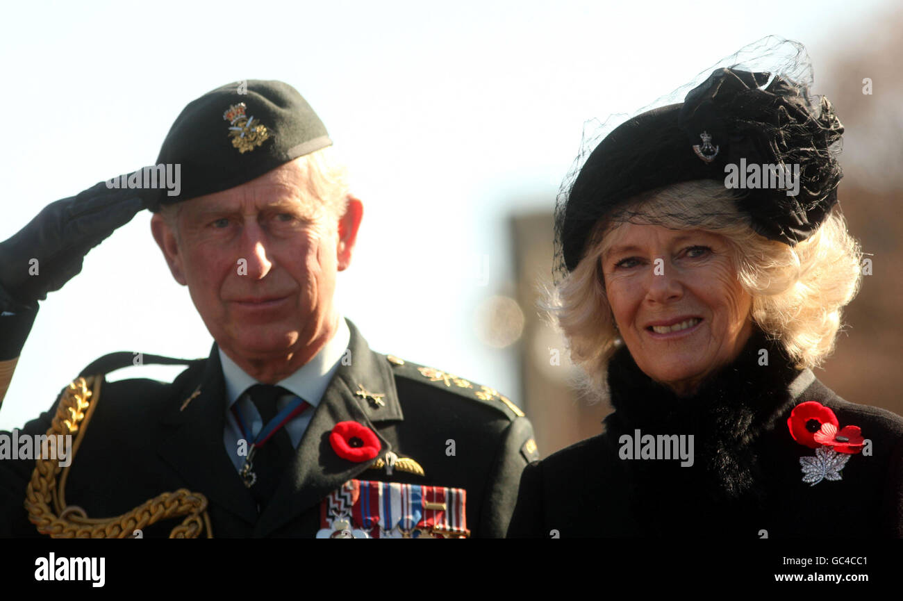 Le prince de Galles et la duchesse de Cornwall assistent à un service du jour du souvenir au Monument commémoratif de guerre du Canada, à Ottawa, au Canada. Banque D'Images