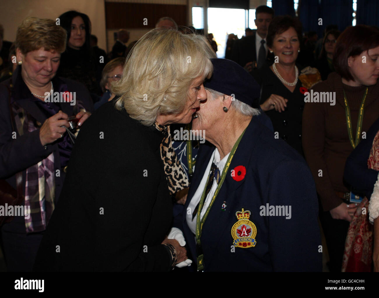 La duchesse de Cornwall rencontre Jean Cameron, qui fait partie de la Légion canadienne Auxiliary Corp depuis 60 ans, alors que le Prince de Galles et son épouse rencontrent des membres du personnel canadien et leurs familles à la base des Forces canadiennes de Petawawa, en Ontario. Banque D'Images