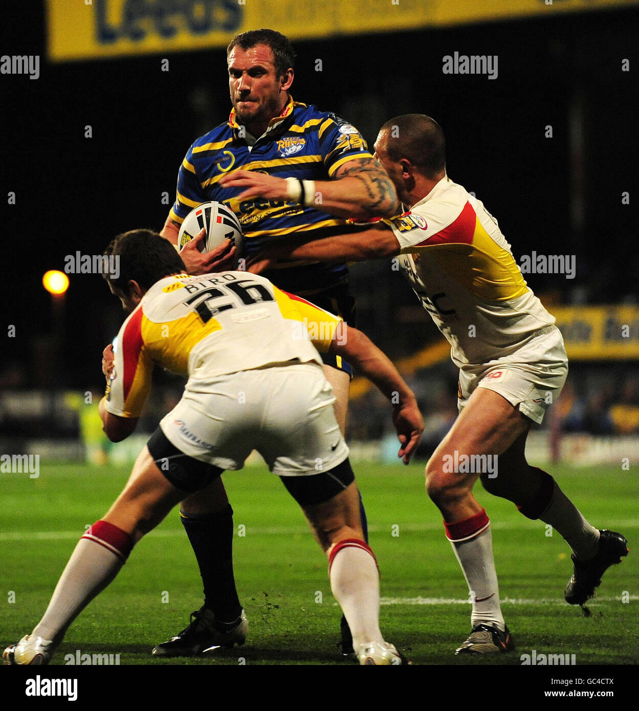 Jamie Peacock, de Leeds Rhinos, est affronté par Greg Bird (l) et Jerome Guisset (r) de Catalan Dragons lors du match de qualification semi final engage Super League au stade Headingley Carnegie, à Leeds. Banque D'Images