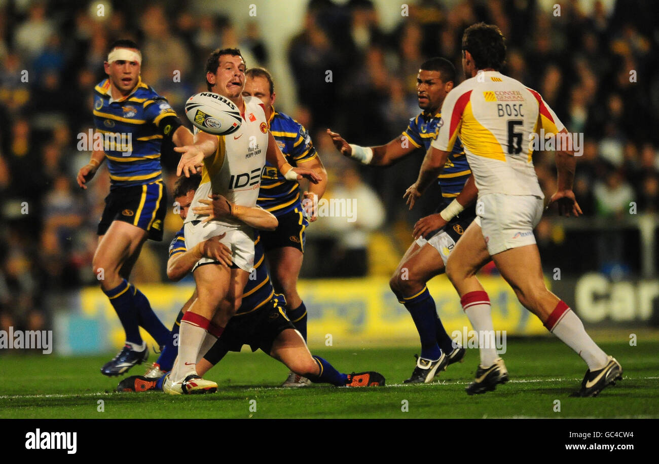 Greg Bird de Catalan Dragons passe le ballon à Thomas Bosc alors qu'il est affronté par Danny McGuire de Leeds Rhinos lors du match de finale de qualification de la Super League engage au stade Headingley Carnegie, à Leeds. Banque D'Images