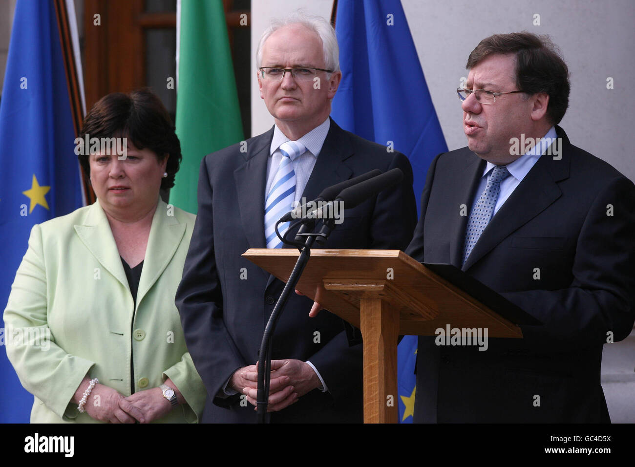 La ministre de la Santé, Mary Harney, le ministre de l'Environnement, John Gormley, et Taoiseach, Brian Cowen, ont parlé aux médias après avoir revendiqué la victoire lors du référendum sur le Traité de Lisbonne dans les bâtiments gouvernementaux de Dublin. Banque D'Images