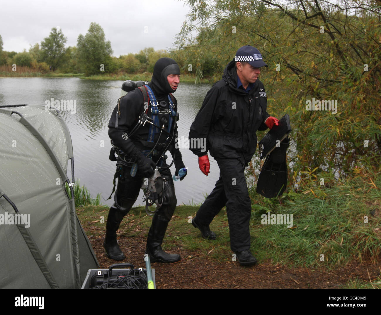 Des membres de l'équipe de recherche sous-marine de Scotland Yard enquêtent sur un lac au parc national de Bedfont Lakes, près de Heathrow, pour les détectives de voiture croient avoir été utilisé pour porter le corps de Milly Dowler assassiné. Banque D'Images