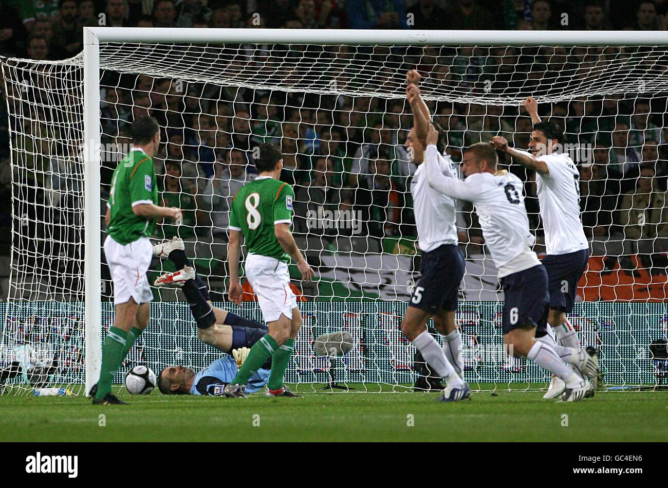 Football - coupe du monde de la FIFA 2010 - partie qualifiante - Groupe 8 - République d'Irlande / Italie - Croke Park.L'Italien Mauro German Camoranesi (pas sur la photo) marque son premier but de côtés Banque D'Images
