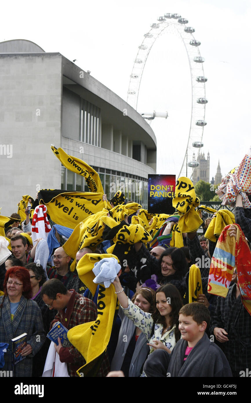 Les fans se rendent pour célébrer le 30ème anniversaire de la publication du Guide de la galaxie de Hitchhiker de Douglas Adams, sur la rive sud à Londres, à Hitchcon 2009. Banque D'Images