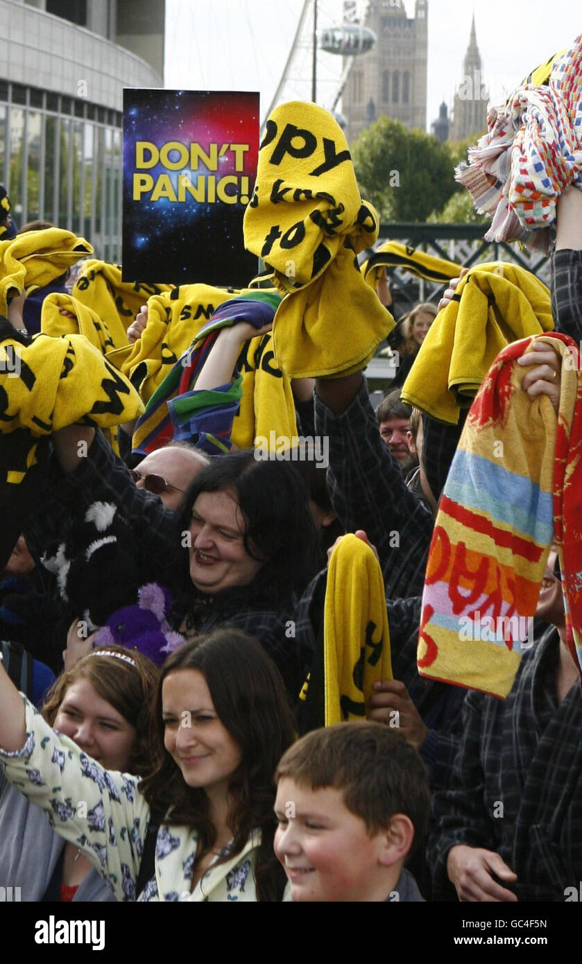 Les fans se rendent pour célébrer le 30ème anniversaire de la publication du Guide de la galaxie de Hitchhiker de Douglas Adams, sur la rive sud à Londres, à Hitchcon 2009. Banque D'Images
