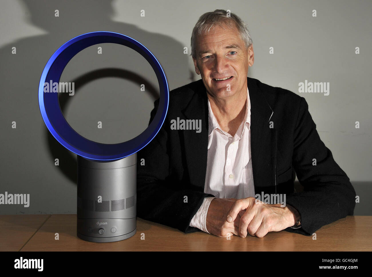 L'inventeur James Dyson a lancé aujourd'hui un ventilateur sans tache qu'il  espère être une alternative saine et écologique à la climatisation Photo  Stock - Alamy
