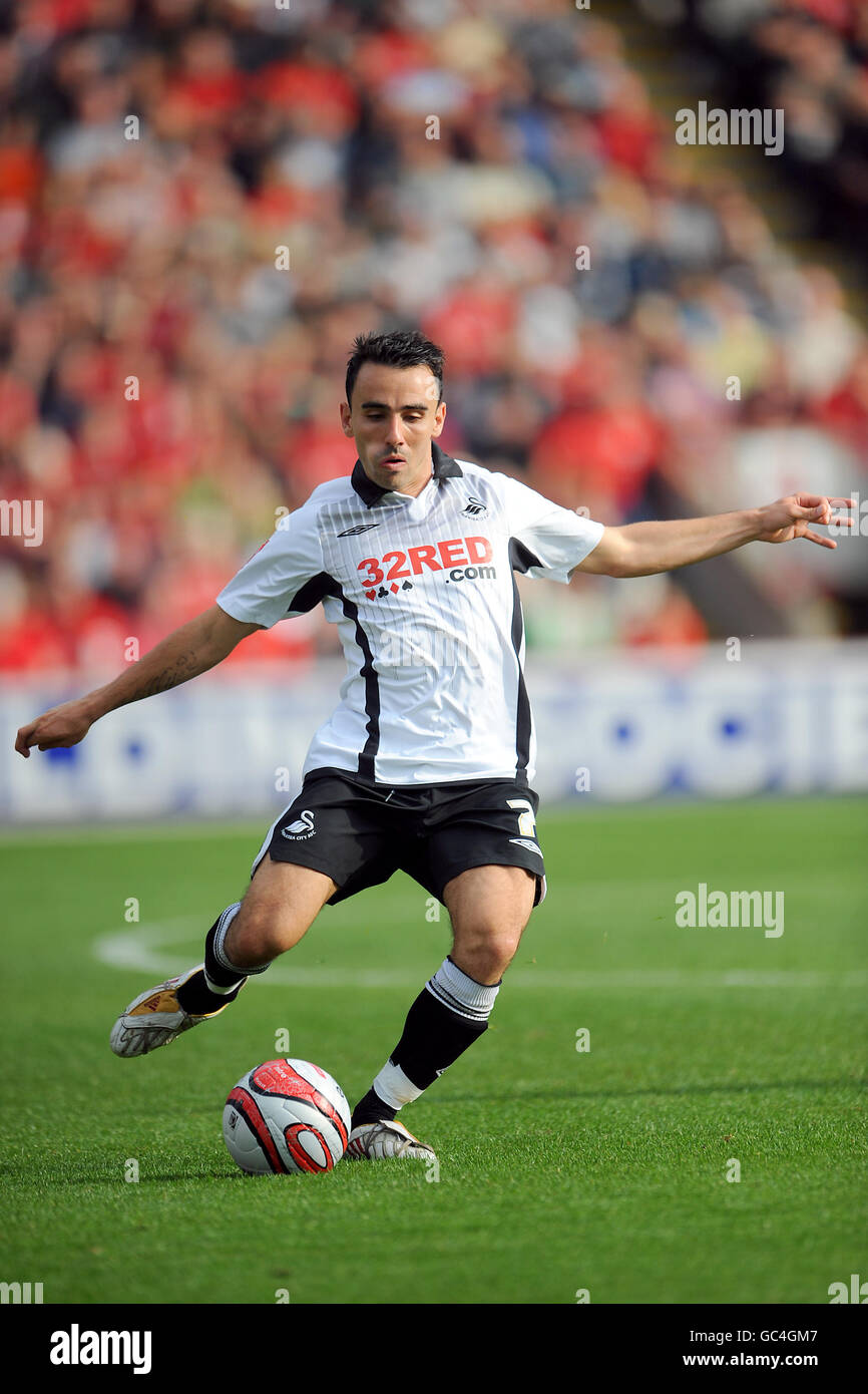 Football - Coca-Cola football League Championship - Barnsley v Swansea City - Oakwell Stadium. Leon Britton, Swansea City Banque D'Images