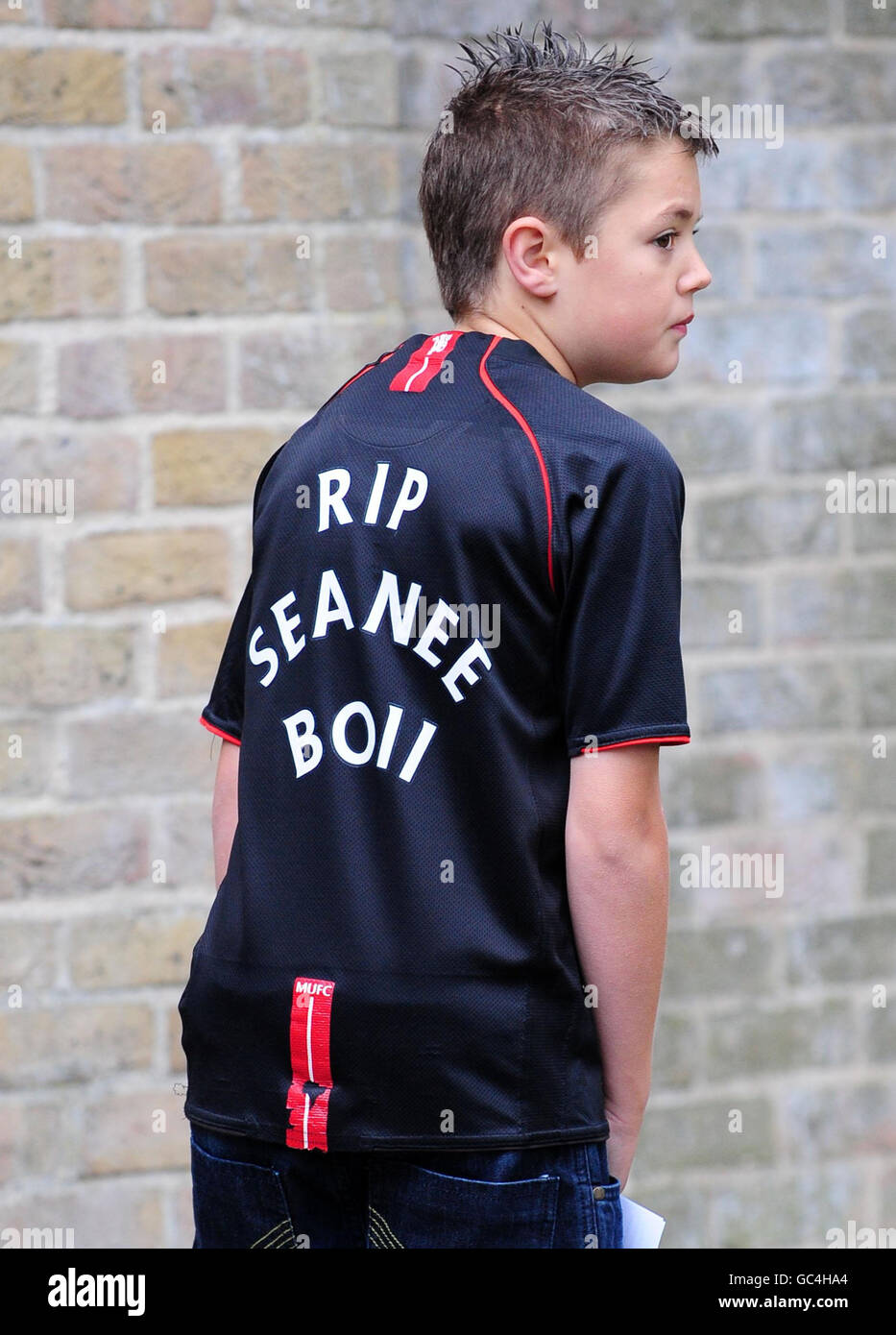 Un jeune pleurant arrive avec un message sur son maillot Manchester United pour les funérailles de Sean Hamilton, 10 ans, à l'église notre-Dame, York. Banque D'Images