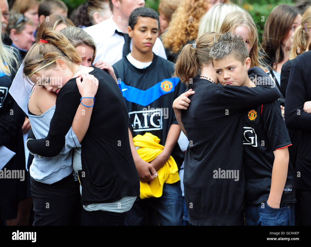 Jeunes amateurs à l'extérieur de l'église notre-Dame, York, après un service funéraire pour Sean Hamilton, 10 ans. Banque D'Images