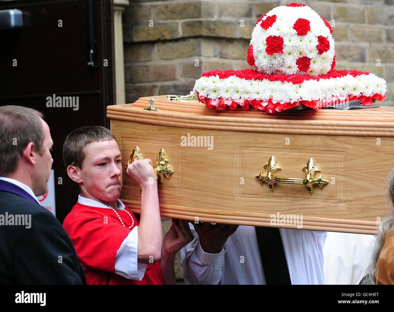 Ryan Hamilton porte le cercueil de son frère Sean Hamilton, âgé de 10 ans, après une cérémonie à l'église notre-Dame, York. Banque D'Images