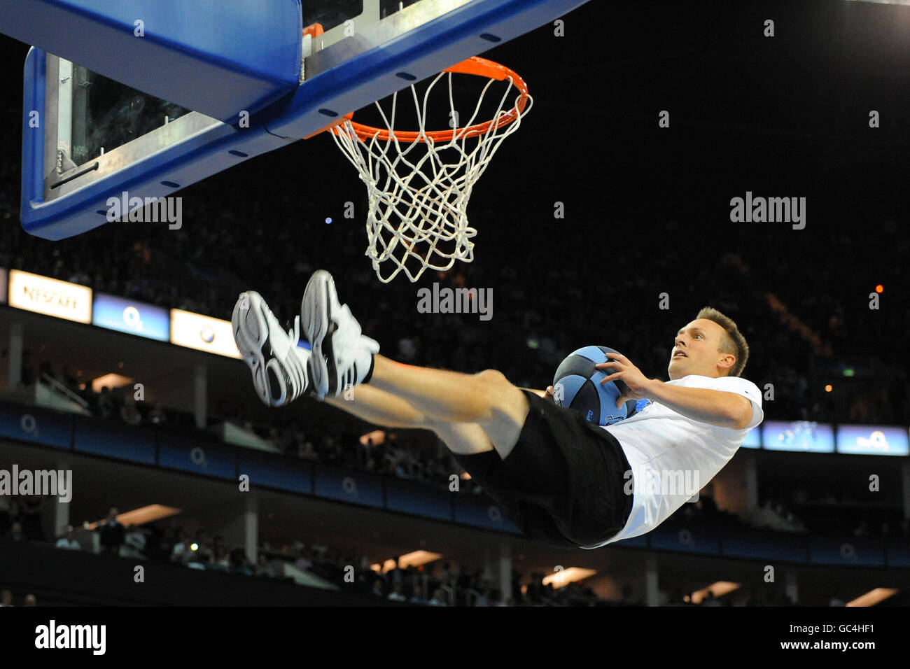 Basketball - NBA Europe - Chicago Bulls v Utah Jazz - O2 Arena. Une exposition de dunk slam après le jeu Banque D'Images