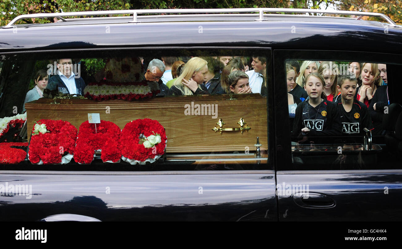 Les amateurs de deuil regardent un corbillard transporter le cercueil de Sean Hamilton, âgé de 10 ans, après un service funéraire à l'église notre-Dame, York. Banque D'Images