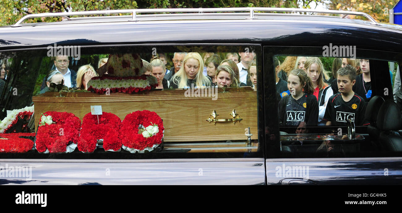 Les amateurs de deuil regardent un corbillard transporter le cercueil de Sean Hamilton, âgé de 10 ans, après un service funéraire à l'église notre-Dame, York. Banque D'Images