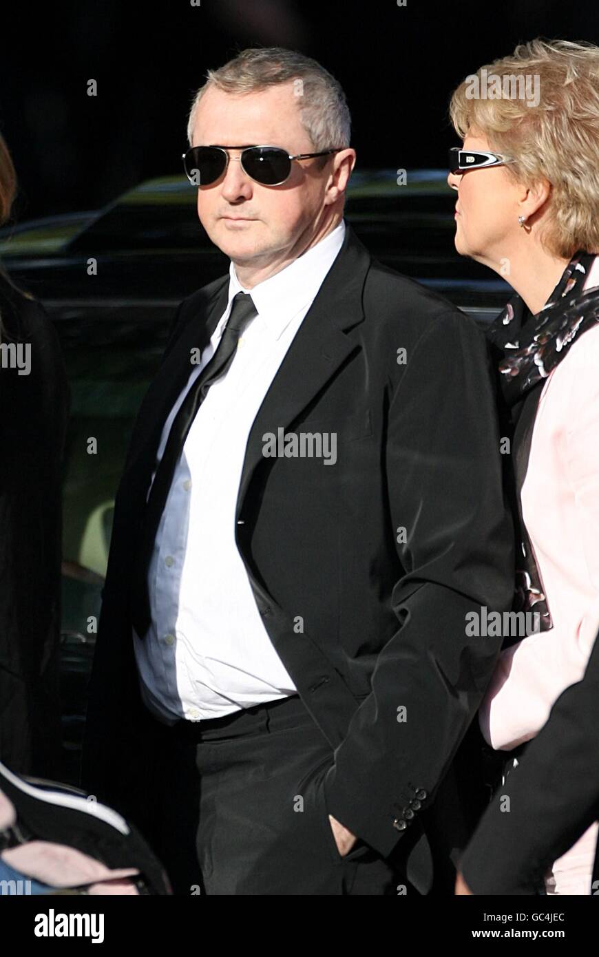 Stephen Gately funérailles.Louis Walsh arrivant pour les funérailles de Stephen Gately à l'église St Laurence O'Toole, Sevilla place, Dublin Banque D'Images