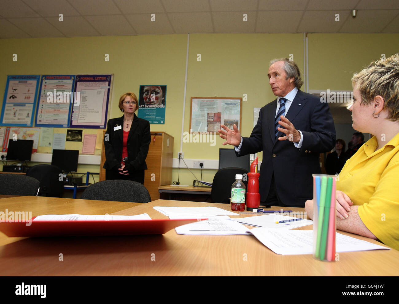 L'ancienne pilote de course Jackie Stewart, présidente de Dyslexie Écosse, avec la gouverneure de la prison Theresa Medhurst (à gauche), rencontrant des prisonniers à la prison de Cornton Vale lors d'une visite pour examiner le travail en cours pour améliorer la lecture, l'écriture et la numératie des prisonniers. Banque D'Images