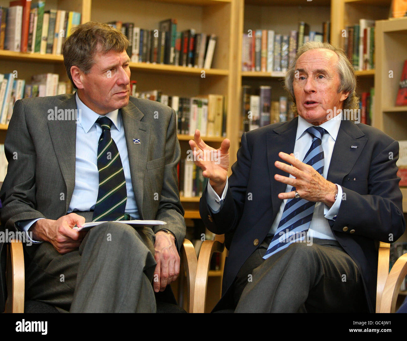 Le secrétaire à la Justice Kenny MacAskill (à gauche) et l'ancien pilote de course Jackie Stewart, président de Dyslexie Ecosse, dans la bibliothèque de la prison de Cornton Vale où ils ont rencontré des prisonniers lors d'une visite pour examiner le travail accompli pour améliorer la lecture, l'écriture et la numératie des prisonniers. Banque D'Images