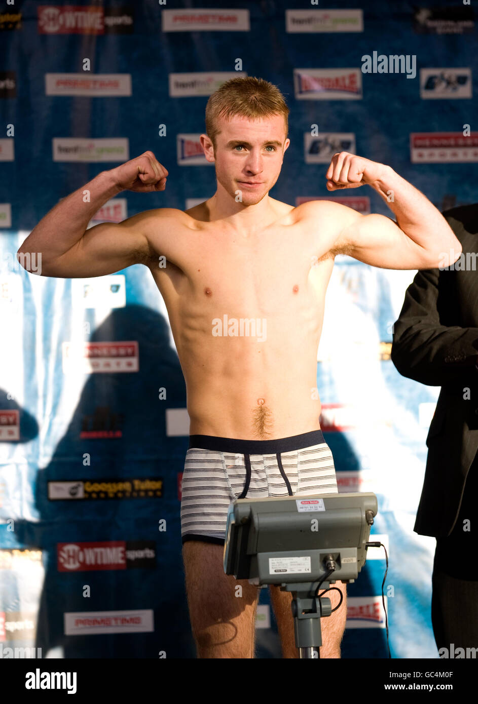 Boxe - Carl Froch / Andre Dirrell - peser dans - place du marché.Eddie O'Rourke en Grande-Bretagne pendant la pesée Banque D'Images