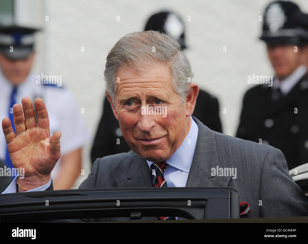 Le prince de Galles se rend aux habitants de la région alors qu'il quitte le nouveau poste de police de Llandovery, lors d'une visite à l'ouest du pays de Galles. Banque D'Images