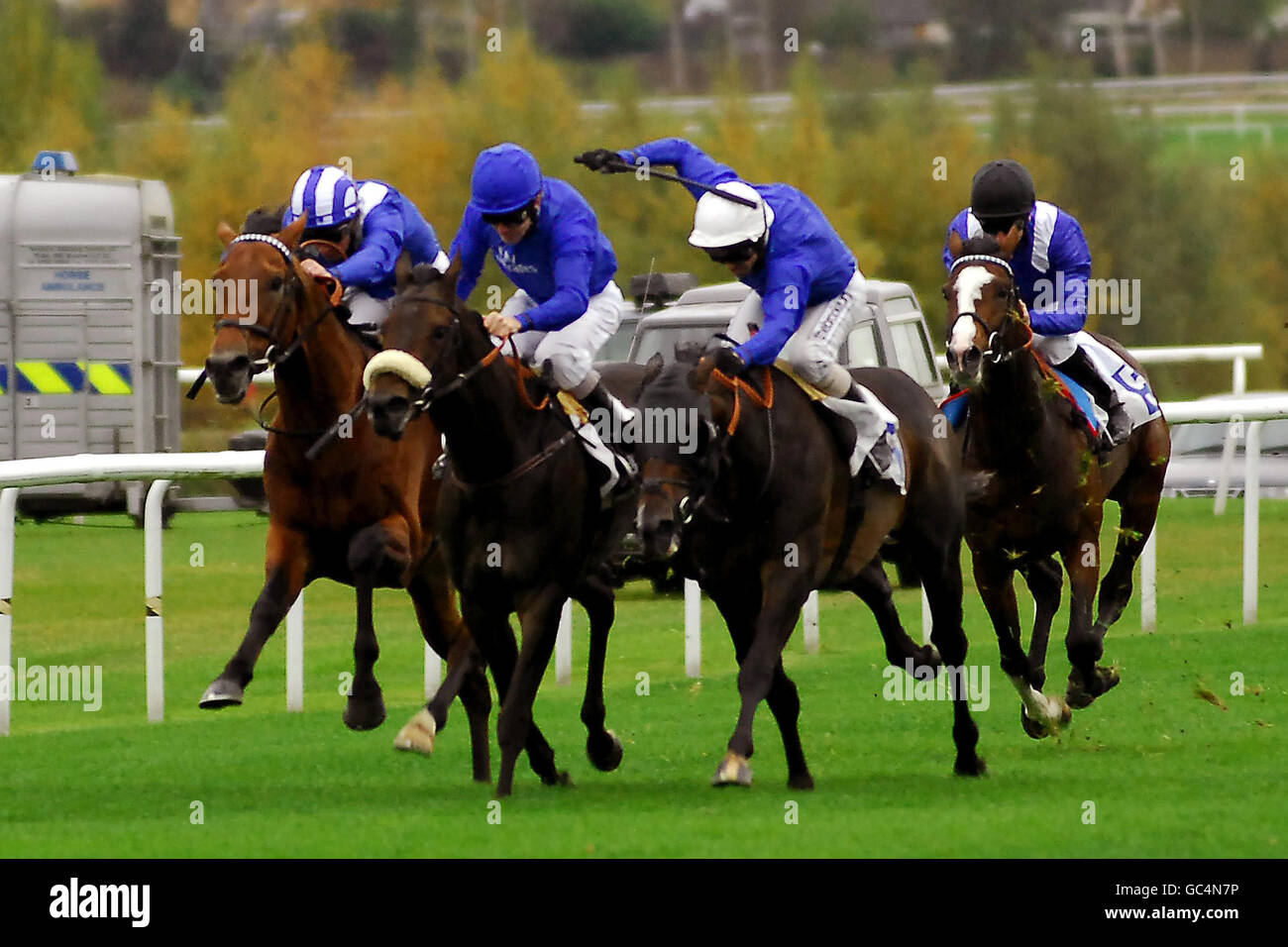 Une fois de plus, Dubaï, criée par Alan Munro (deuxième à droite), remporte clairement les enjeux Sir Gordon Richards Conditions à l'hippodrome de Leicester. Banque D'Images