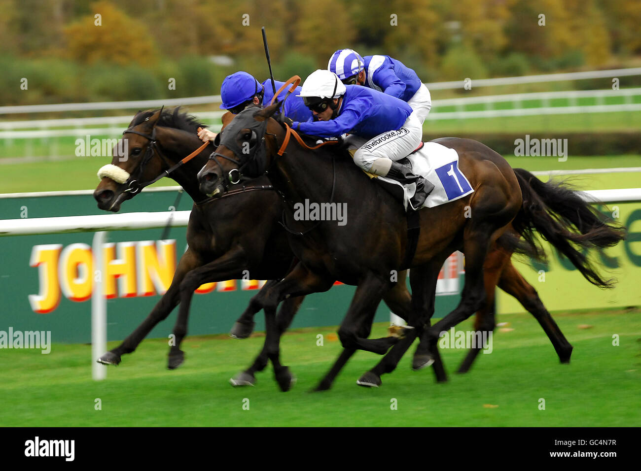 Une fois de plus, Dubaï, criée par Alan Munro (deuxième à droite), remporte clairement les enjeux Sir Gordon Richards Conditions à l'hippodrome de Leicester. Banque D'Images