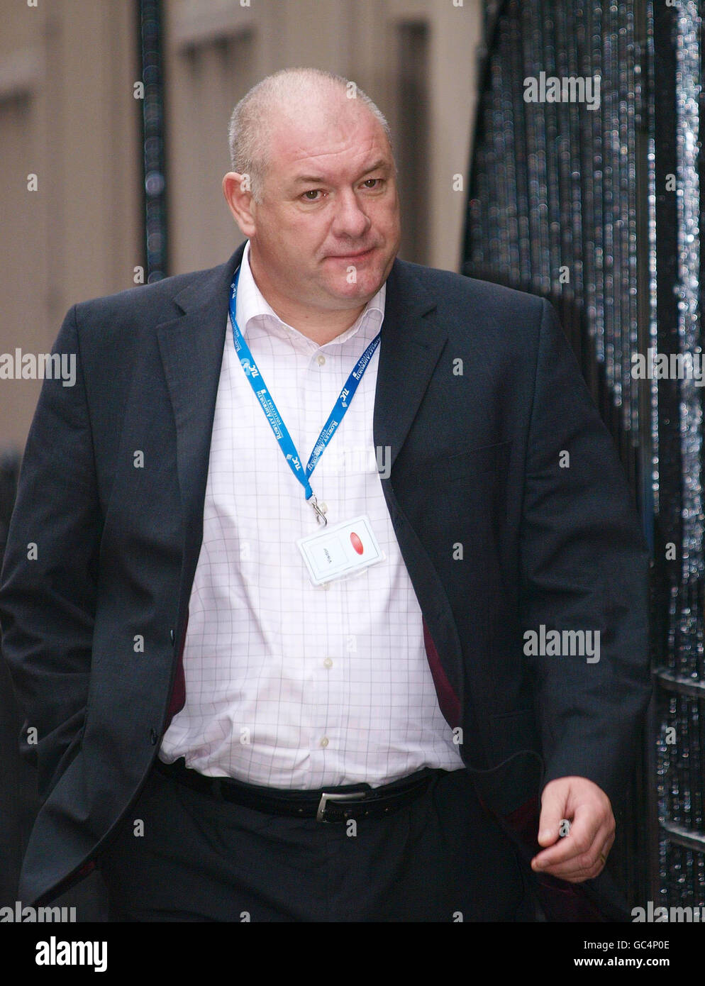 le secrétaire général adjoint de l'UCF Dave Ward arrive pour des entretiens avec les patrons du Royal Mail au Palais du Congrès syndical à Londres. Banque D'Images