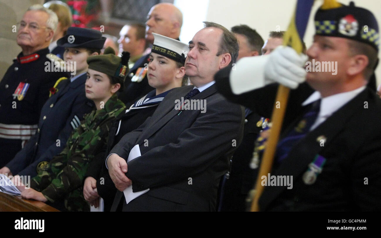 Le premier ministre Alex Salmond (deuxième à droite) assiste à un service religieux interreligieux à la cathédrale de Motherwell, pour les membres des forces armées tués ou blessés en Irak et en Afghanistan, Banque D'Images