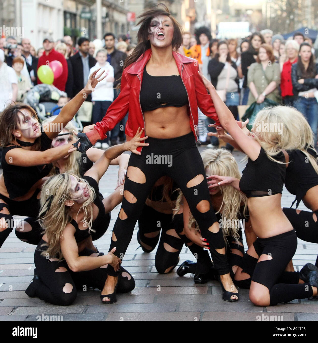Gemma McKee (au centre) dirige les Scottish Rockettes dans une récréation de la vidéo musicale Thriller de Michael Jackson sur Buchanan Street à Glasgow pour promouvoir une soirée sur le thème de l'Halloween au Karibu Klub. Banque D'Images