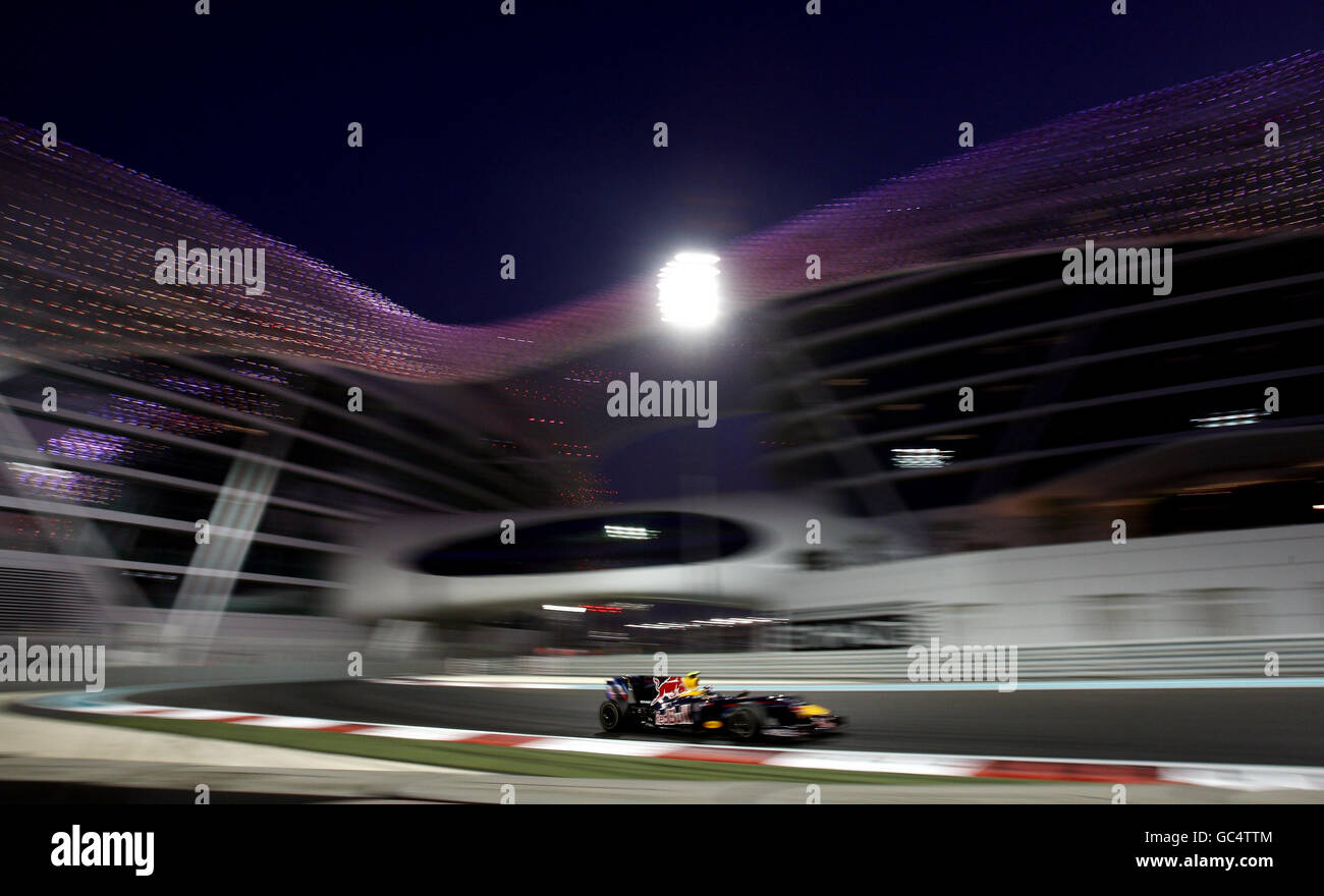 Sebastian Vettel de Red Bull Racing sur la voie de la victoire lors du Grand Prix d'Abu Dhabi au circuit Yas Marina, Émirats arabes Unis. Banque D'Images