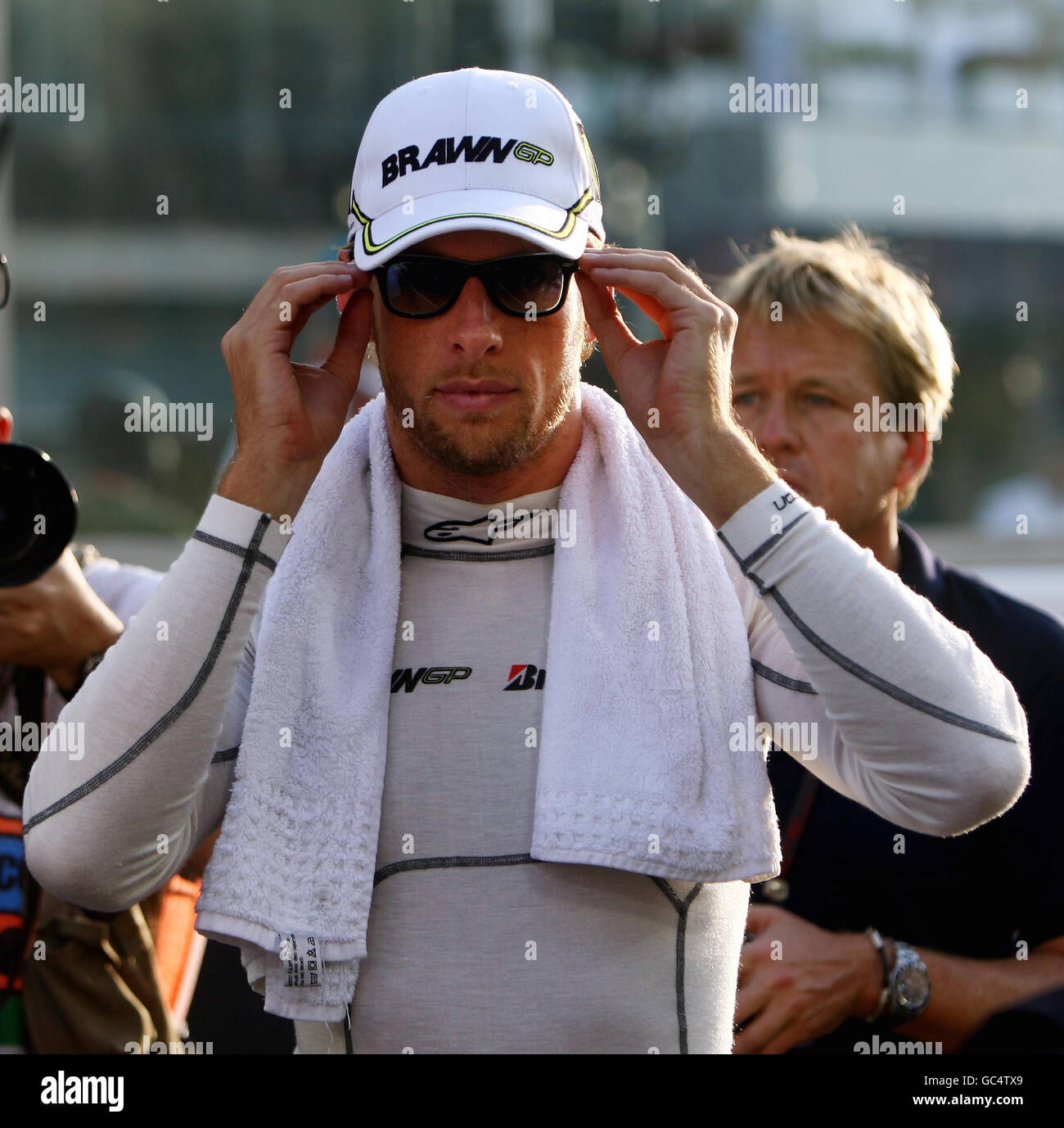 Jenson Button de Brawn GP ajuste ses lunettes de soleil avant le Grand Prix d'Abu Dhabi au circuit Yas Marina, aux Émirats arabes Unis. Banque D'Images