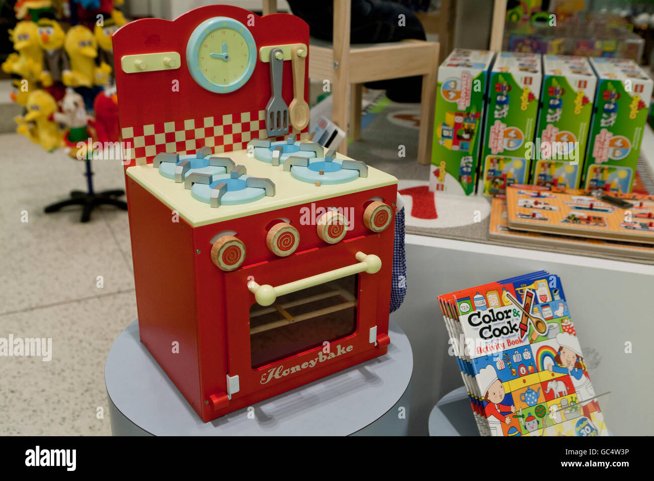 Le Toy Van Honeybake four à bois au magasin de jouets - USA Banque D'Images