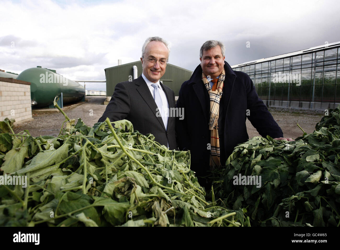 Philip Green, PDG d'United Utilities, à gauche, et Mark Price, directeur général de Waitrose, visitent APS Salads à Alderley Edge à Cheshire, où la digestion anaérobie est utilisée pour briser les feuilles de culture de tomate et générer de la chaleur et du dioxyde de carbone pour les serres. Banque D'Images