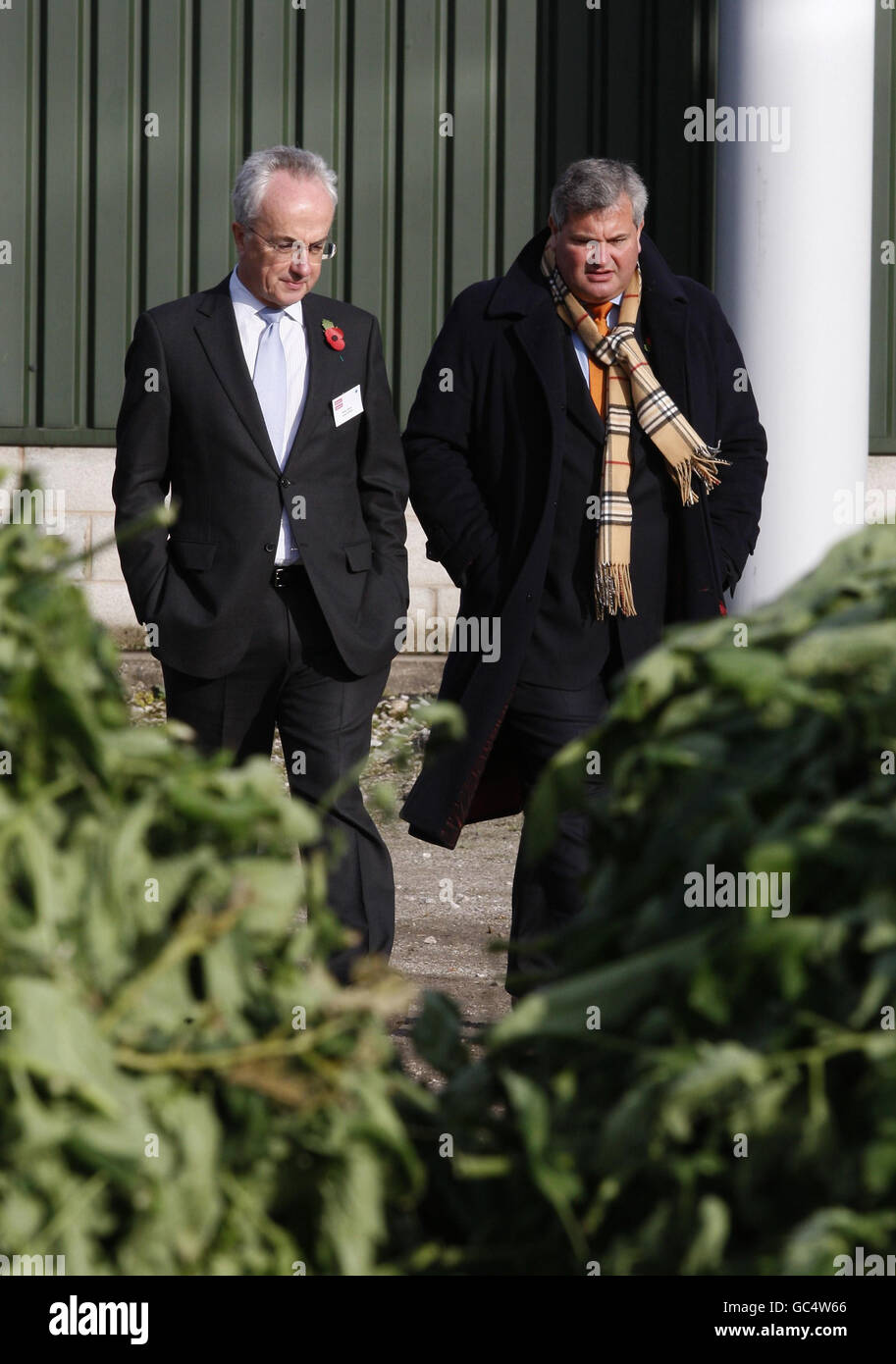 Philip Green, PDG d'United Utilities, à gauche, et Mark Price, directeur général de Waitrose, visitent APS Salads à Alderley Edge à Cheshire, où la digestion anaérobie est utilisée pour briser les feuilles de culture de tomate et générer de la chaleur et du dioxyde de carbone pour les serres. Banque D'Images