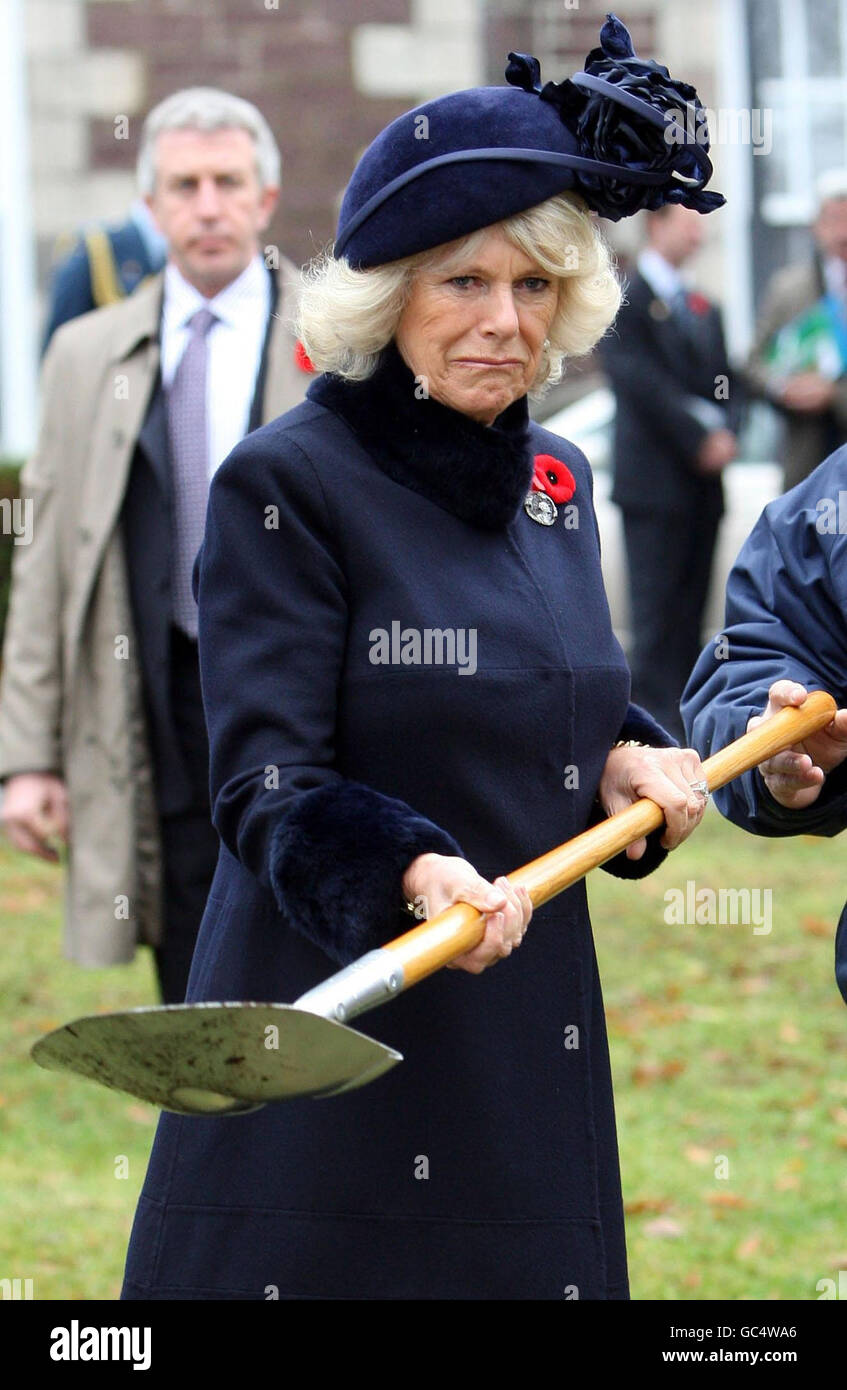 La duchesse de Cornwall plante un arbre lors d'une visite à la Maison du gouvernement à St. John's, Terre-Neuve, Canada. Banque D'Images