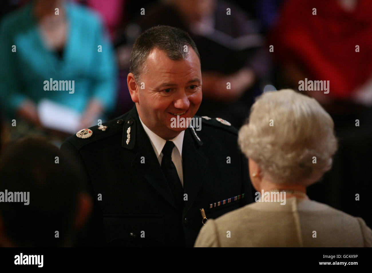 Le gendarme en chef adjoint Robert toner est décoré de la Médaille de la  police de la Reine par la Reine au Palais de Buckingham Photo Stock - Alamy