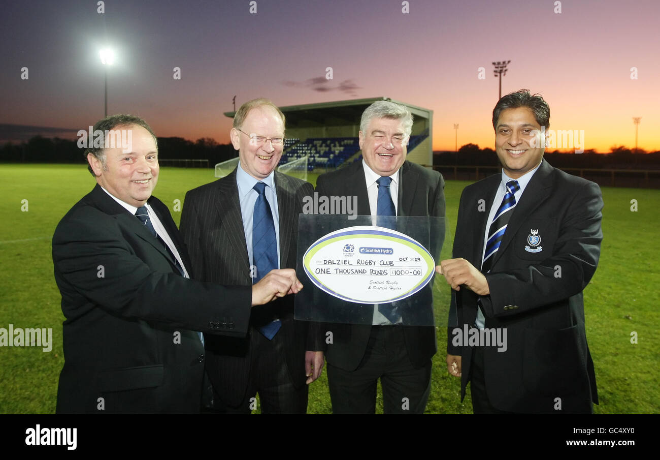 (Gauche-droite) Archie Ferguson, membre du Scottish Rugby Council, Jim Greenwood, président du Scottish Rugby Union, Jim Stevenson, et Khalid Faqir, contrôleur financier de FST technologies, présentent le club de rugby Dalziel au Scottish Hydro Club of the Month à Dalziel Park, Motherwell. Banque D'Images