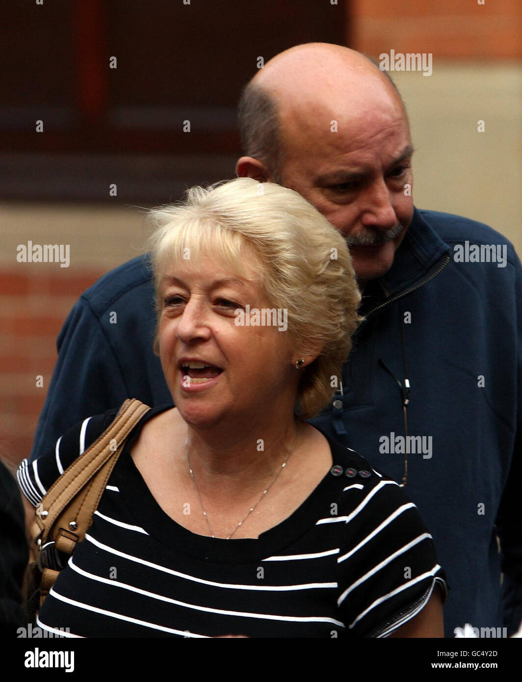 Judy Hodson-Walker et son mari Ken arrivent ce matin au tribunal de la Couronne de Birmingham. Banque D'Images
